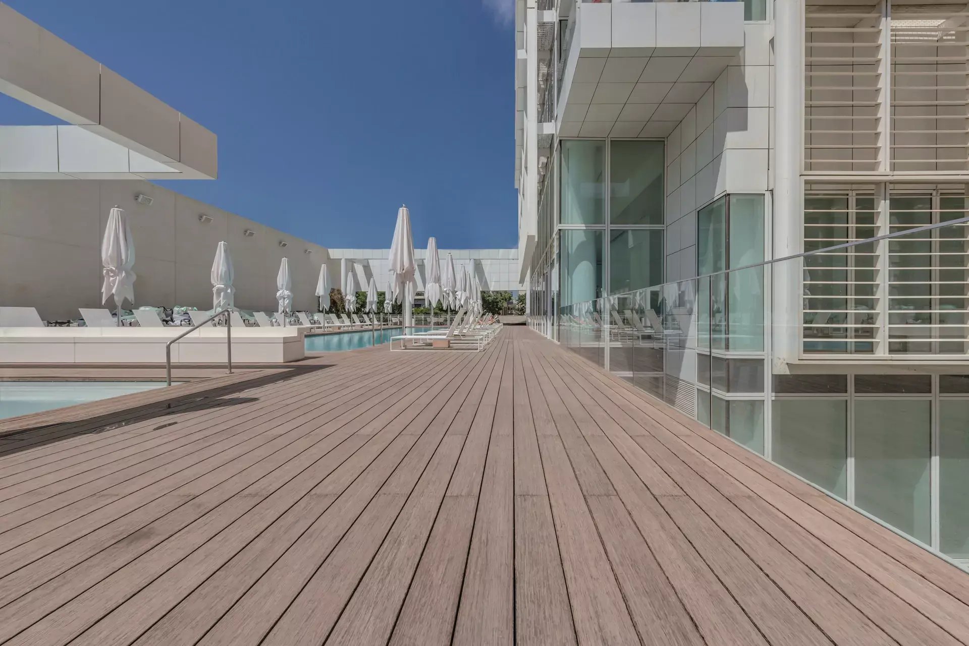 2016048-hr-2-photo-by-lior-teitler-bew-endless-decking-1920px
