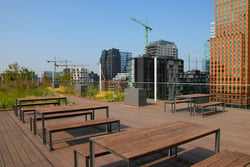 Terrasse en bambou végétalisée sur le toit terrasse De Boel 