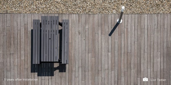 Comment évolue la couleur de la terrasse et des lames de bardage en bambou ?