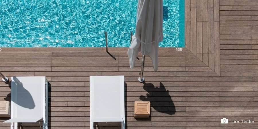 5 ejemplos de terrazas de bambu alrededor de una piscina