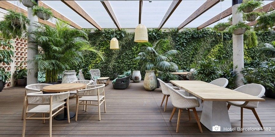 Une terrasse qui ressemble à du bois et qui est dure comme la pierre