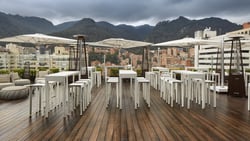 Terrasse en bambou sur le toit-terrasse de l'hôtel Hilton à Bogota