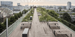 A rooftop deck with the feeling of infinite length and ecological fit